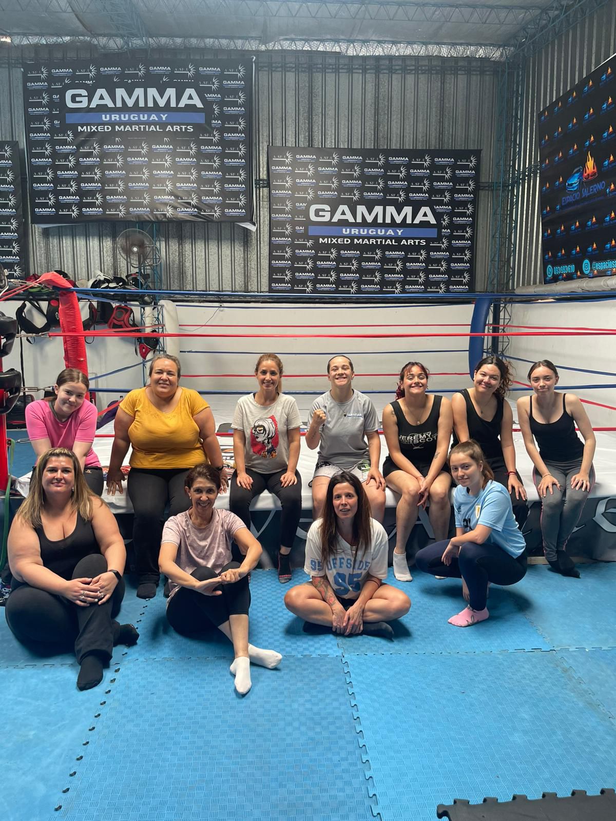 Alumnas de la clase femenina de Calavera Crew junto al ring.