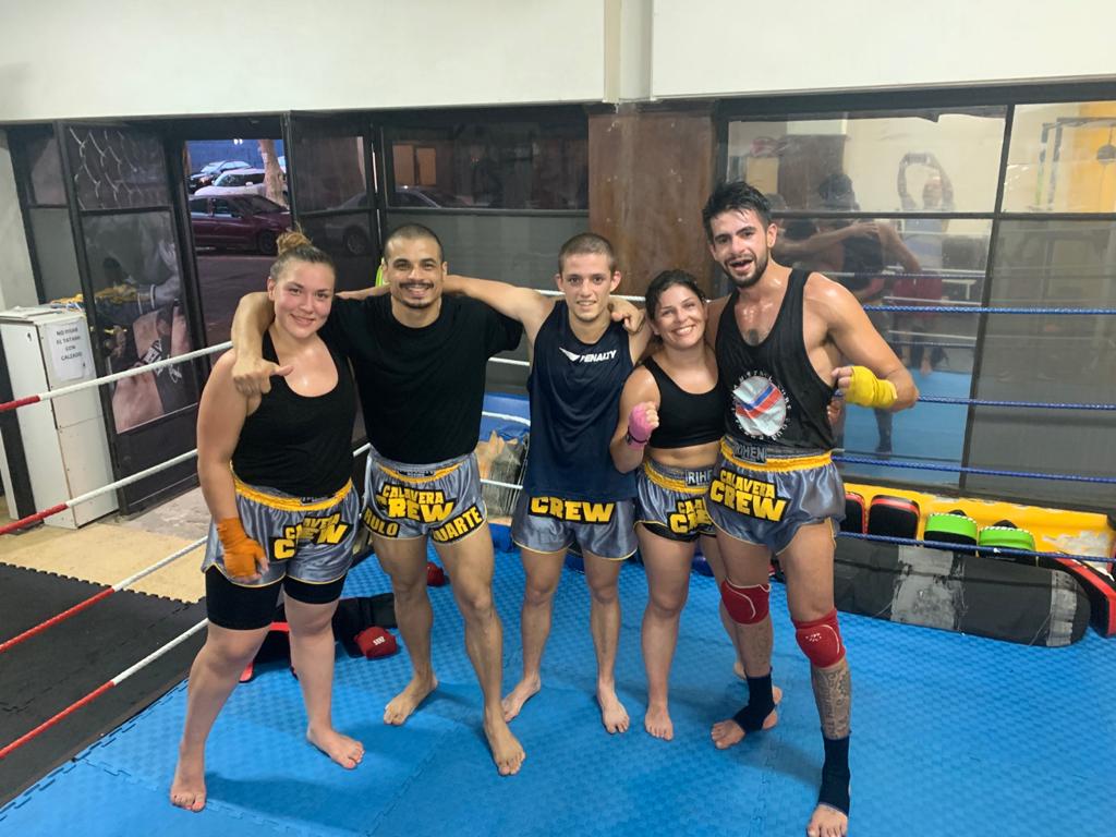 Equipo de Calavera Crew con shorts del gimnasio posando en el ring.