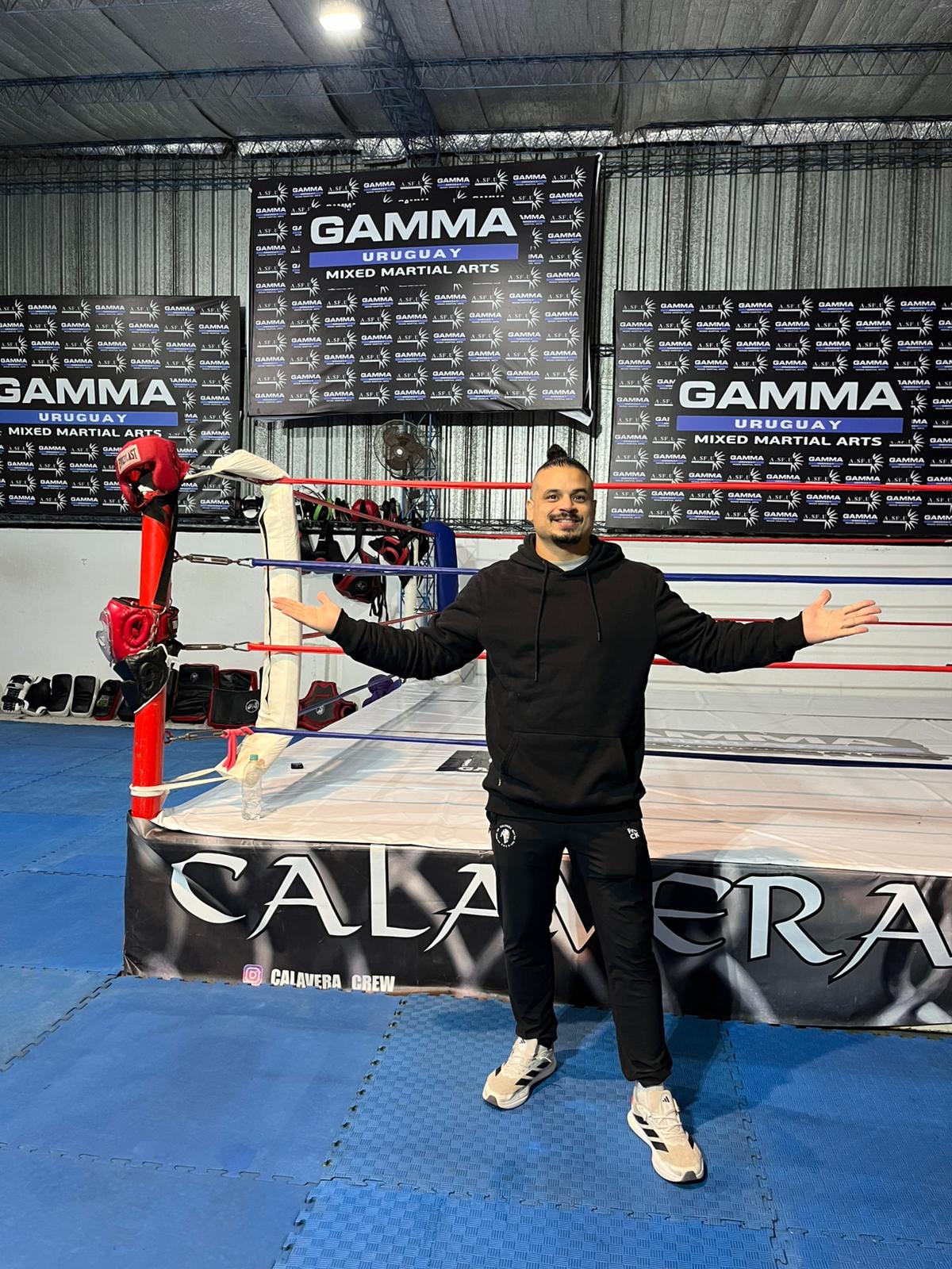 Ring de la sede con la lona de Calavera Crew y carteles de GAMMA Uruguay al fondo.