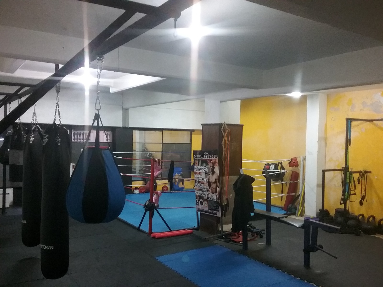 Los primeros entrenamientos de Calavera Crew, con un equipo reducido y bolsas prestadas.